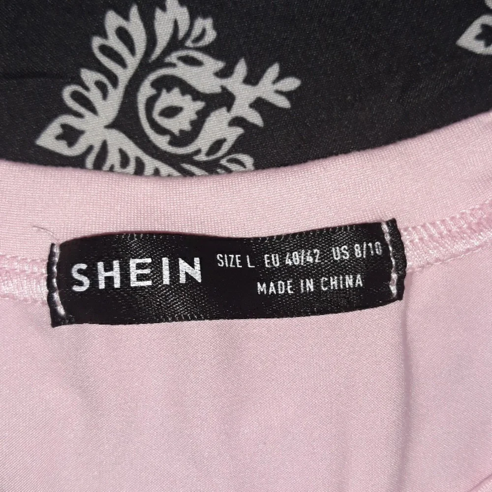 👚💗 Size L; Baby Pink Letter Graphic Crop Top - Picture 2 of 3